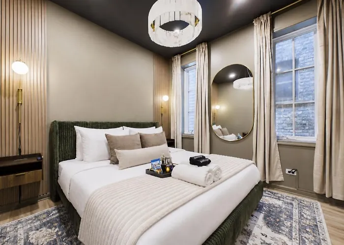 The Velvet Manor Luxe 3br Jacuzzi Garage Apartment Chicago