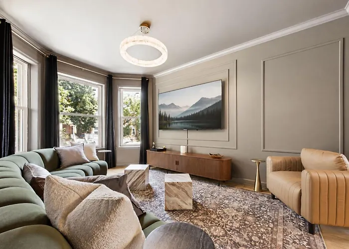 The Velvet Manor Luxe 3br Jacuzzi Garage Apartment