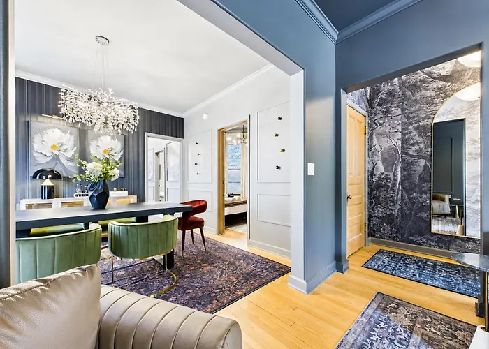 The Velvet Manor Luxe 3br Jacuzzi Garage Apartment