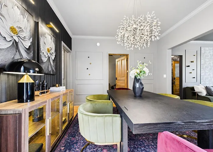 The Velvet Manor Luxe 3br Jacuzzi Garage Apartment Chicago
