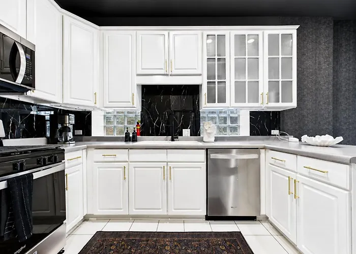 The Velvet Manor Luxe 3br Jacuzzi Garage Apartment Chicago