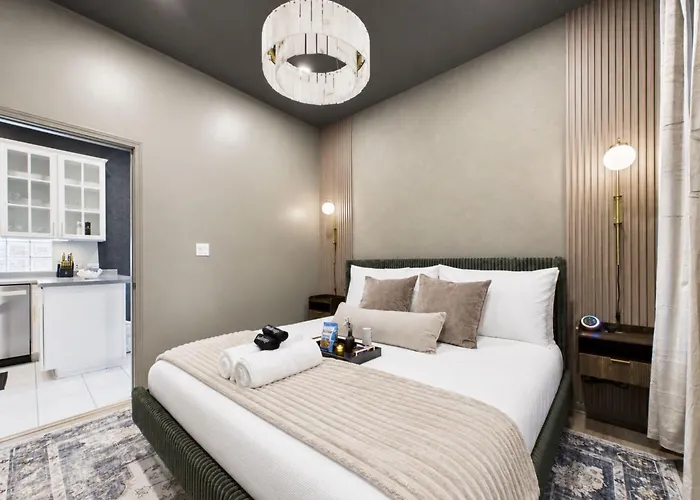 The Velvet Manor Luxe 3br Jacuzzi Garage Apartment *