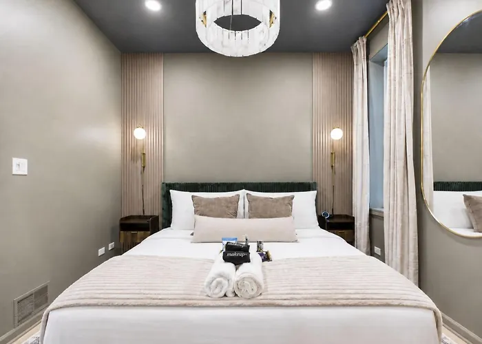 The Velvet Manor Luxe 3br Jacuzzi Garage Apartment Chicago
