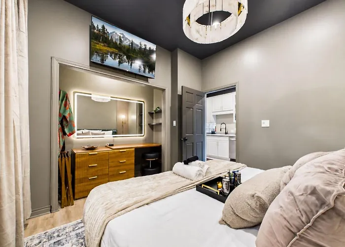 The Velvet Manor Luxe 3br Jacuzzi Garage
