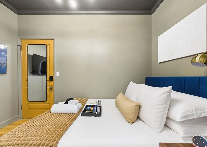 The Velvet Manor Luxe 3br Jacuzzi Garage Apartment Chicago