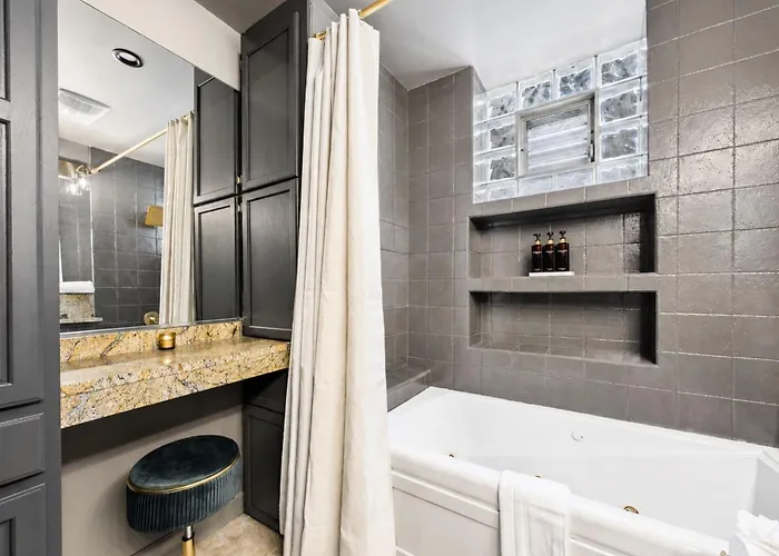 The Velvet Manor Luxe 3br Jacuzzi Garage Chicago